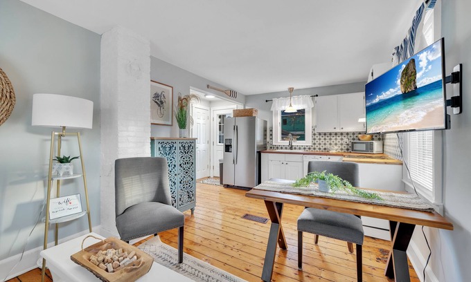 Westbrook Center Casa | Adorable Cottage, 5 min walk to water & town