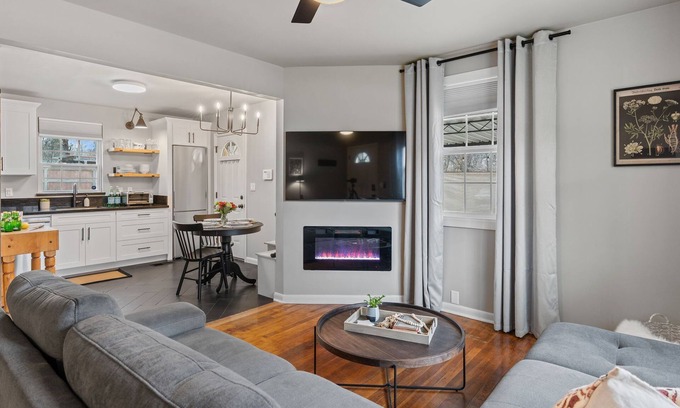 Franklin Cabaña | Adorable cottage in Franklin l Detached home l Pet friendly l Close to town