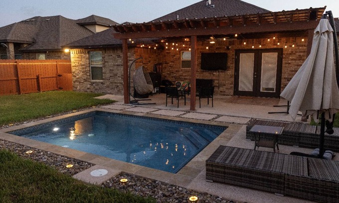 Brownsville Casa | Adorable Cozy home With POOL. 35 min to SPI or Space X!