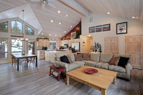 Alfalfa Casa | Adorable & Cozy Hot Tub SHARC Passes Fabulous Location 24356