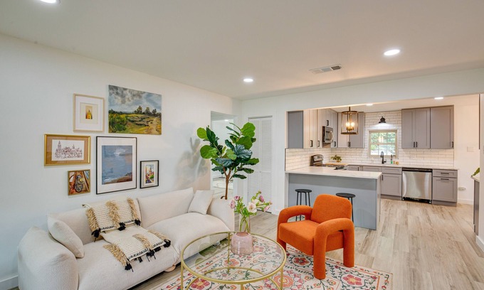 Dallas Cabaña | Adorable Dallas Cottage with Dedicated Workspace!
