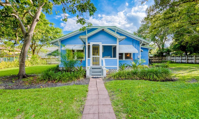 Tarpon River Casa | Adorable, dog-friendly home with a large yard, AC, washer/dryer, & fast WiFi