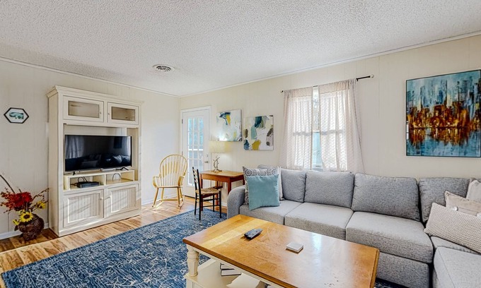 Dodds Addition Casa | Adorable dog-friendly beach home close to Rehoboth with screened porch & grill