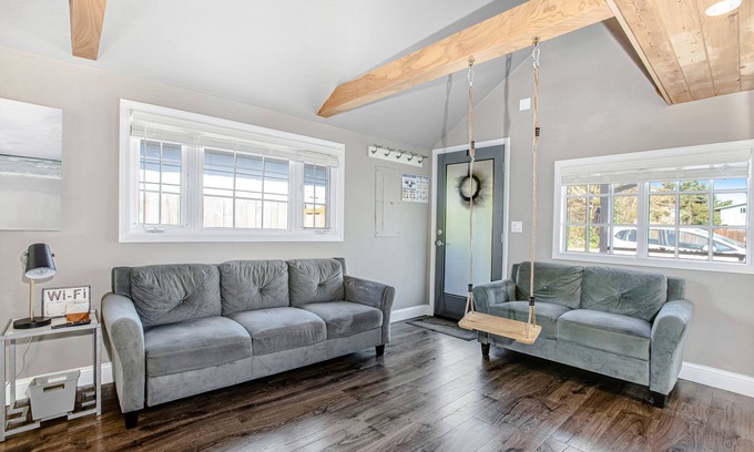 Lincoln City Casa | Adorable, dog-friendly hideaway w/ free WiFi, private washer/dryer, & firepit