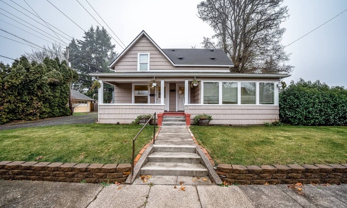 Springfield Casa | Adorable dog-friendly duplex near Main Street with full kitchen