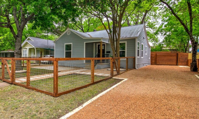 Cherrywood Casa | Adorable East Austin Cottage close to Everything downtown