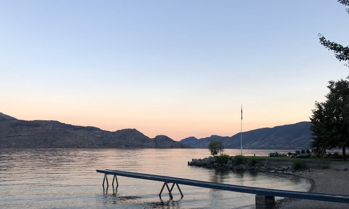 Central Okanagan Casa | Adorable Getaway - Steps to the Beach! Now EV friendly 😊
