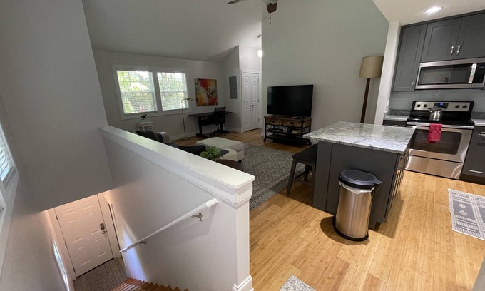 Scanlonville Casa | Adorable guest house with private backyard in Mount Pleasant