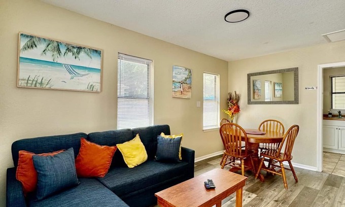 St. Petersburg - Clearwater Casa | Adorable guest house 5 miles from the beach!