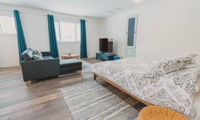 Town of Essex Apartamento | Adorable Guest House near EPIC Wineries!
