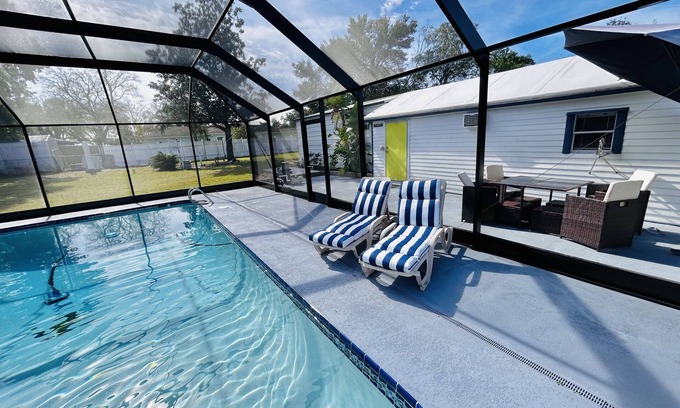 Lake Alfred Apartamento | Adorable guest suite with private pool and entrance.
