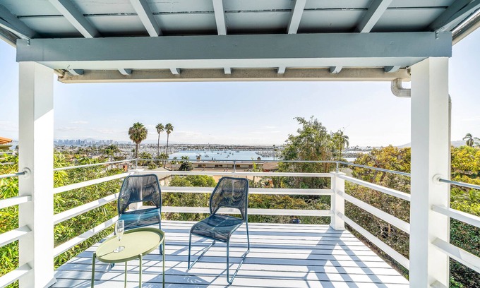 La Playa Casa | Adorable hogar con buen espacio y vistas impresionantes de la ciudad y el océano.
