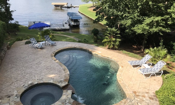 Lake Oconee Casa | Adorable oasis junto al lago en el lago Oconee con piscina privada y muelle de tamaño completo.
