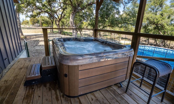 Fischer Casa | ¡Adorable cabaña que admite mascotas con piscina privada, bañera de hidromasaje y pozo de fuego!