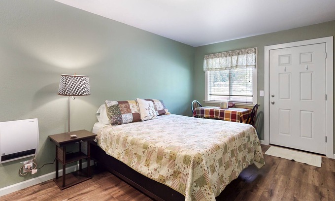 Orick Apartamento | Adorable Studio Suite Near State Parks w/ Free WiFi, Microwave, and Minifridge!