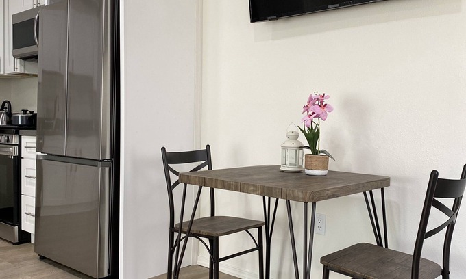 Woodland Hills Apartamento | Adorable Studio Unit with great location and Parking on site