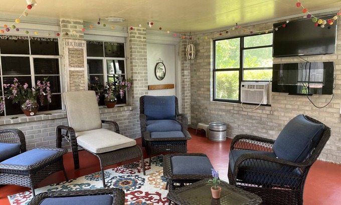 Waycross Apartamento | Adorable Studio with electrical fireplace