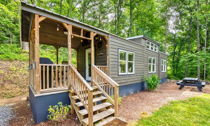 Qualla Casa | Adorable tiny bungalow with covered porch, gas grill, WiFi, loft & private W/D