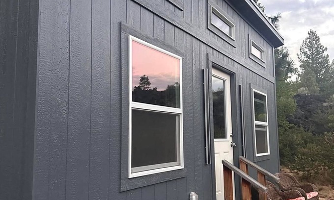 Deschutes River Woods Apartamento | Adorable tiny home cozied up to lava rock!