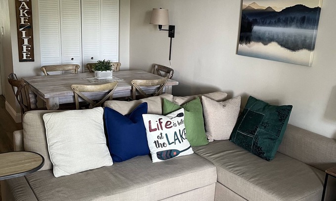 Weirs Beach Condominio | Adorable, updated condo. Walk to Weirs Beach. Near Bank of N.H.Pavilion.