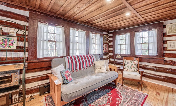 Lake Junaluska Apartamento | Adorable Wooded Getaway w/ Free WiFi, Shared Pool, Kitchenette & Great Location