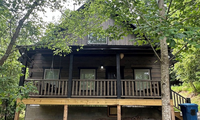 Spring Hill Cabina | ADULT ONLY Naughty Pines log cabin located in South Charleston, WV
