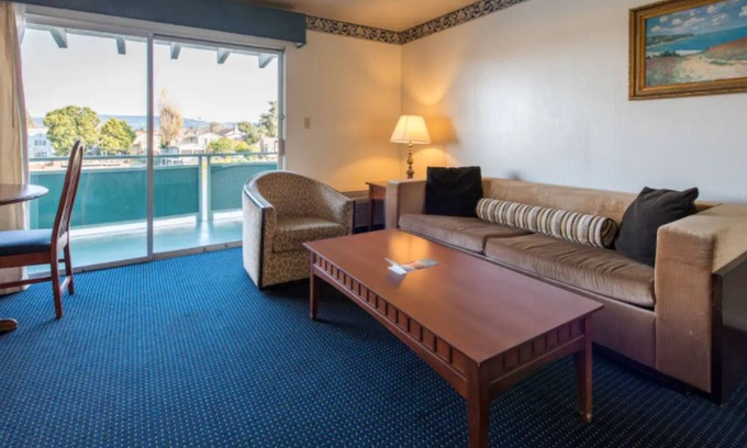 East End Apartamento | Adventure Awaits, Free Parking, Pool, Complimentary Breakfast!