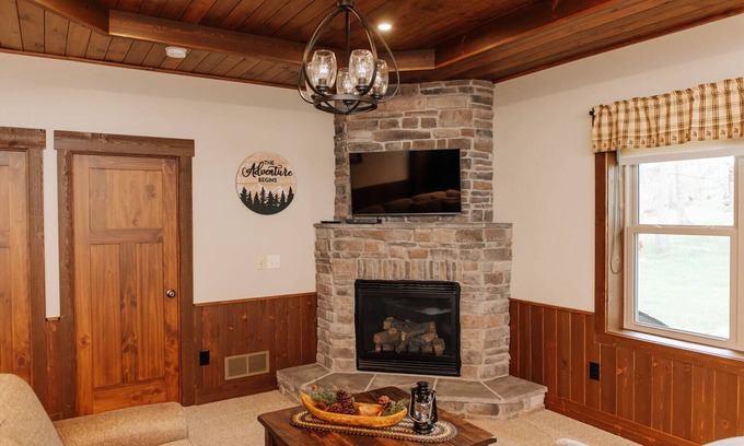 Dundee Cabina | Adventure Awaits Suite: Luxury, Lodge Suite in Amish Country, Ohio.