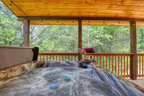 Sevierville Casa | Adventure Retreat/Cabin/Pool+Hot Tub/Game Room+Theater