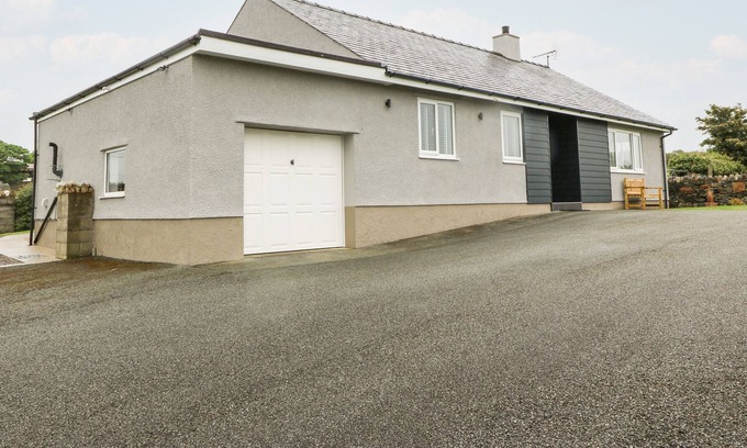 Llanfechell Cabaña | ADWY'R DDÔL, family friendly, with hot tub in Llanfechell
