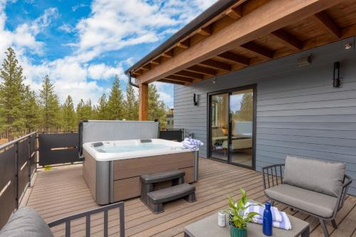 Bend Casa | Aerie Chic 4 Unit Buyout 10BDR Hot Tub Mountain Views Mins to Downtown