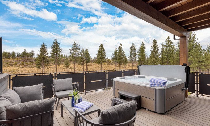 Bend Casa | Aerie Sleek 6 Unit Buyout | 6 Units, 15BDR | Deck, Hot Tub, Views, Near Old Bend
