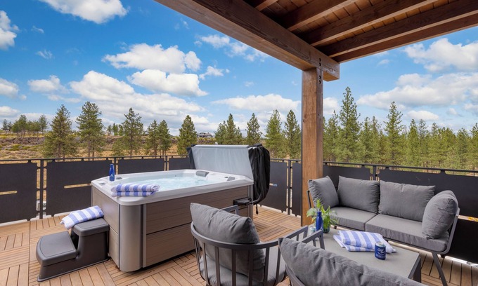 Bend Casa | Aerie Stylish 6 Unit Buyout | 15BDR Near Downtown | Mountain Views + Hot Tub