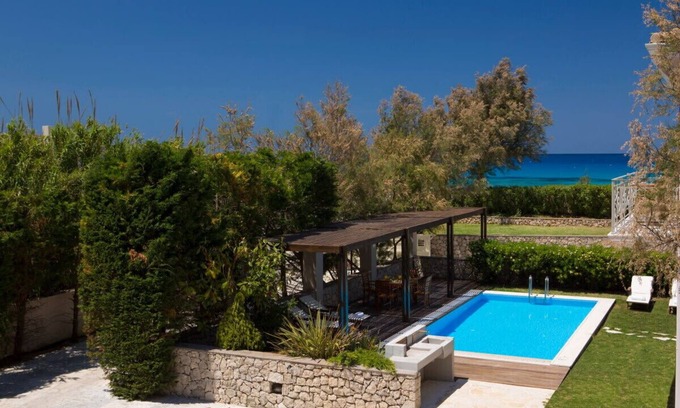 Agios Ioannis Villa | Aeriko-Anemos Beachfront Villa con impresionantes vistas y piscina privada.