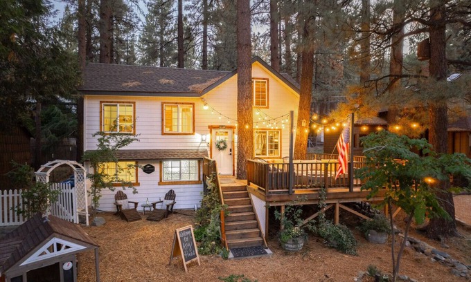 Wrightwood Apartamento | Cabin Near Ski Resort, EV Charge, Kid/Pet Friendly, Fire Pit, Playhouse
