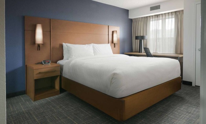 Fossil Creek Hotel | Affordability Meets Comfort! Outdoor Pool & FREE Parking! Near Modern Art Museum