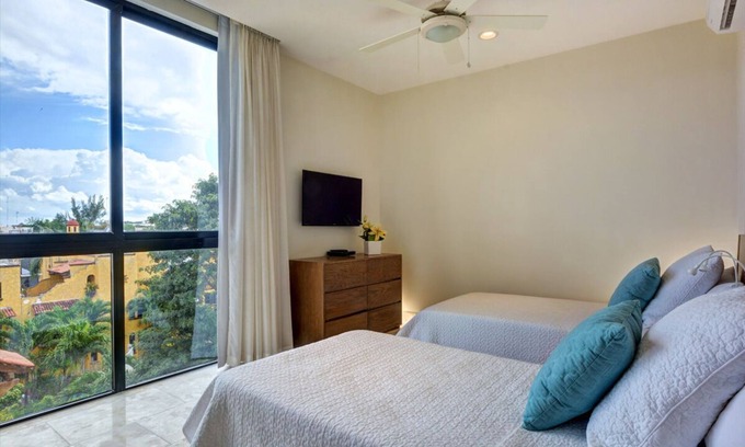 Downtown Condominio | Modern 2BR condo, Balcony, Gym, Rooftop pool, Safe building, Free Wifi (407N)