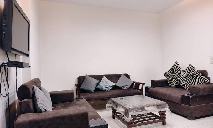 New Delhi Apartamento | Affordable 3 BHK in Lajpat Nagar near Market by HostMyStay