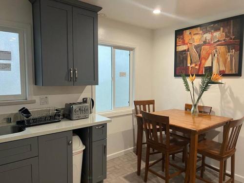 St. Francis Apartamento | Affordable Private Rooms with Shared Bath Kitchen near SFO (SA)