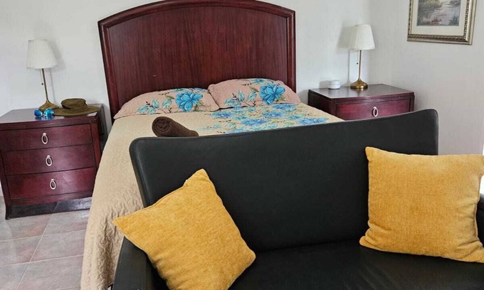 Tibes Casa | Affordable Room w/ Private Bathroom