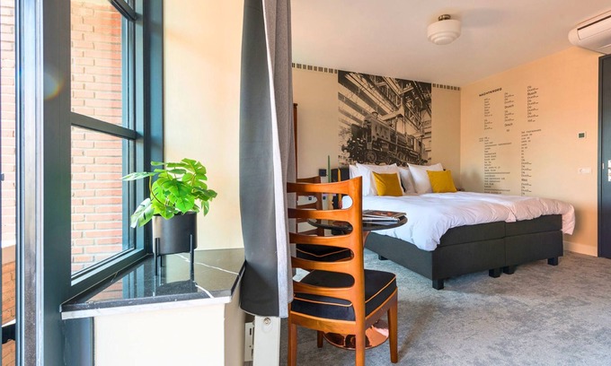 Centrum Apartamento | Apartamento minimalista y moderno con cocina privada y baño, inspirado por Anthony Kok.