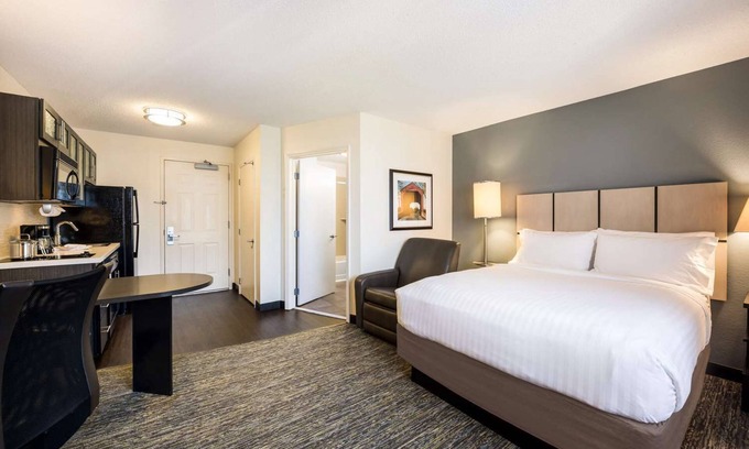 Libertyville Hotel | Affordable Suite w/ Full Kitchen – Perfect for Work or Family Stays