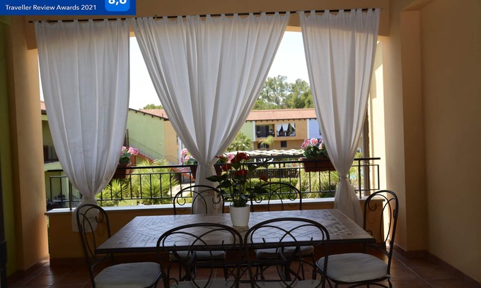 Lido Condominio | AFRODITE-Elegante villa con vistas a la piscina.