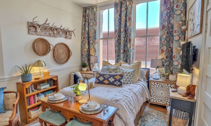 Main - Military Plaza Apartamento | Against the Riverwalk/King