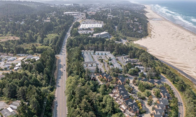 Newport Casa | Agate Beach Chalet Newport Oregon-Private Hot Tub-Pet Friendly