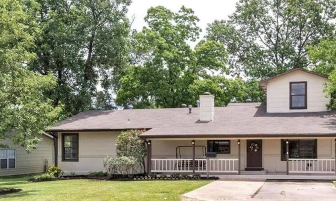 North Garden Acres Casa | ✨Aggie Retreat✨SPACIOUS🏡Sleeps 17🛏🏟Close to Campus
