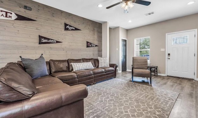 College Station Casa | Aggieland 5 bedroom house steps from TAMU campus and Kyle Field.