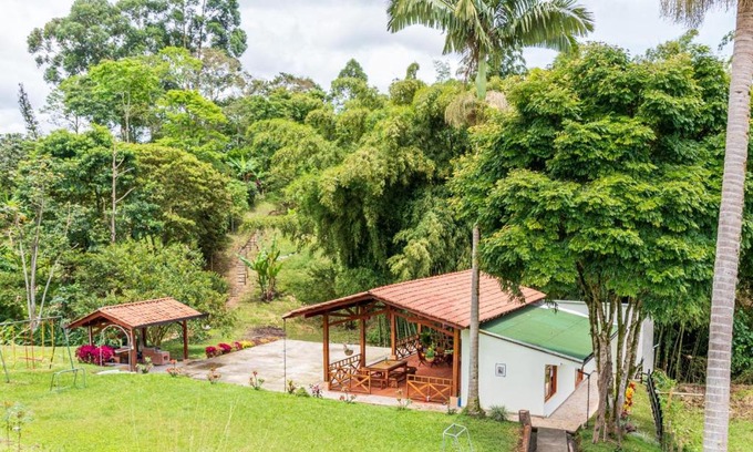 Alegrias Chalet De Esquí | Agradable cabaña cafetera con jacuzzi a 12 min del centro de pereira