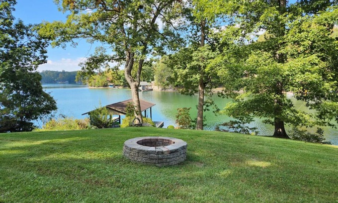 Huddleston Casa | Casa de vacaciones frente al lago de 5 dormitorios y 3 baños en Smith Mountain Lake - para 10 personas