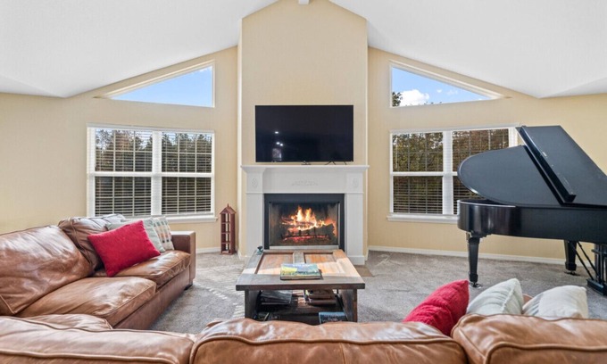 Russellville Apartamento | Aidan's Mountainside Manor: Serene, Spacious Elegance near Adventure